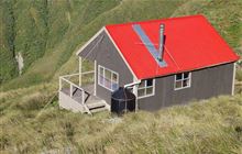 Tarn Ridge Hut . Tararua Forest Park