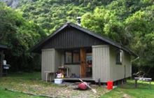 Teal Bay Hut . Fiordland National Park, Tuatapere area