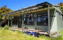 Yankee River Hut . Rakiura National Park, Stewart Island/Rakiura