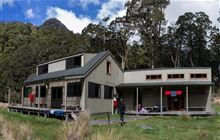 Iris Burn Hut . Fiordland National Park