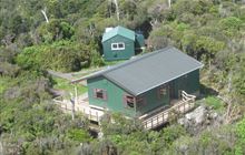 Pahautea Hut . Pirongia Forest Park